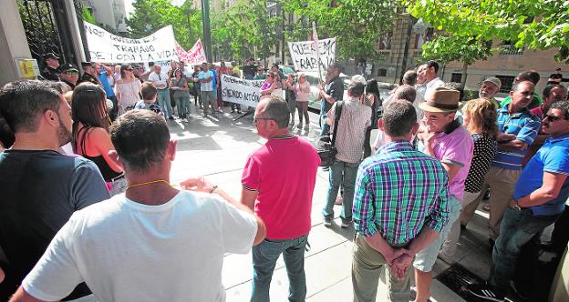 Los agricultores afectados se manifestaron ayer en Granada, a las puertas de la subdelegación del Gobierno.