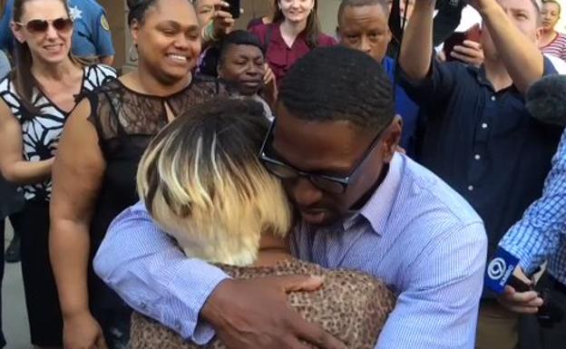 Lemonte McIntyre abraza a su madre tras salir de prisión.