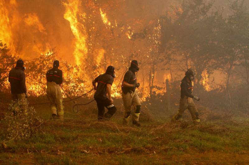 Unos 350 brigadas, 220 motobombas, cuarenta palas y una veintena de medios aéreos trabajan en la comunidad gallega para combatir los incendios que arrasan más de 4.000 hectáreas en 146 nuevos focos desde el viernes