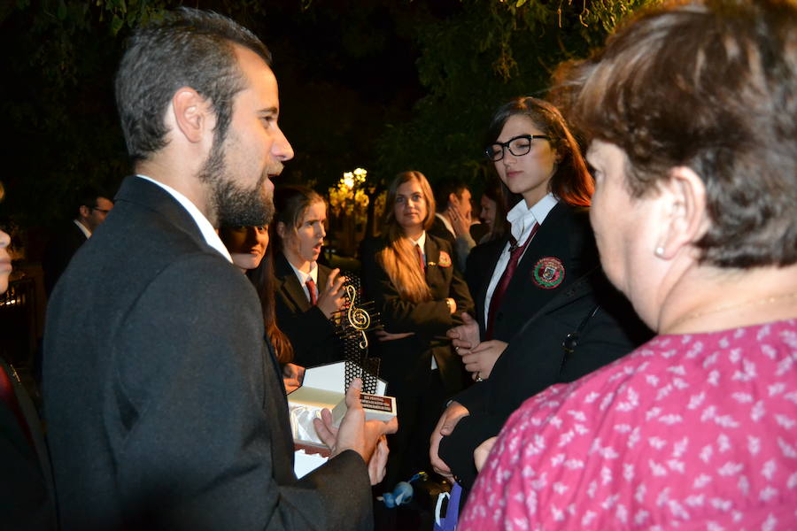 En la noche del sábado, 14 de octubre, se celebraba en la plaza Abdal Malik de Huétor Vega el XIX Festival de Bandas 'Ciudad de Huétor Vega' en la que participar las bandas municipales de Cijuela y Albolote, dirigidas por Enrique Zambrano y Conrado Abad y la Banda de Música de Huétor Vega, bajo la dirección de Eloísa Domínguez que interpretaron temas de bandas sonoras de películas.