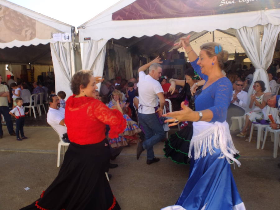 Muchas familias y público junenil que ha pasado de las casetas de comidas a las de marcha y copas