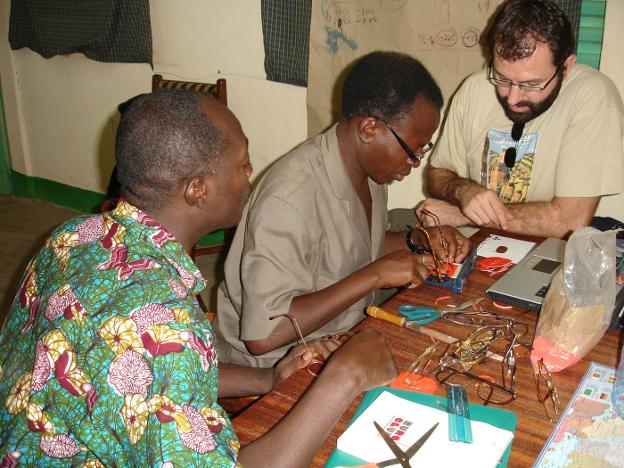 Uno de los profesores enseña a montar unas lentes en uno de los países africanos donde trabajan.