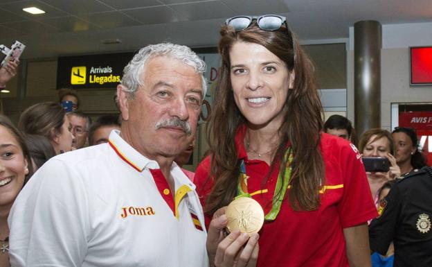 Ruth Beitia, con su entrenador, a su llegada de Río. 