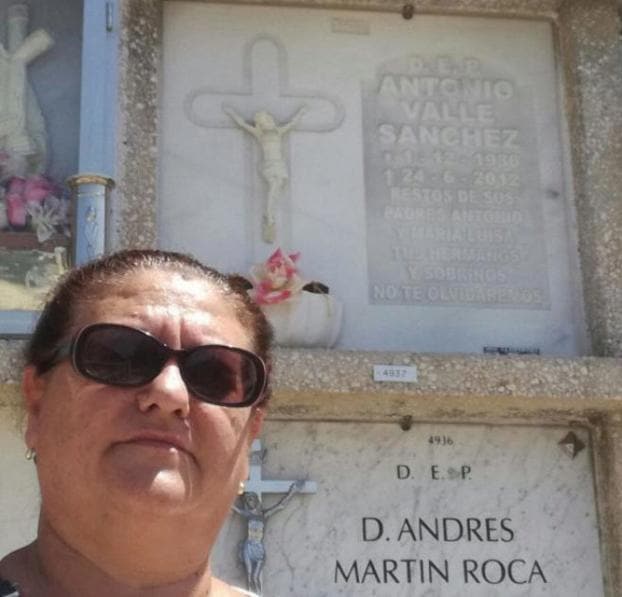 Juana Escudero, delante de la tumba donde supuestamente se hallaban sus propios restos mortales. 