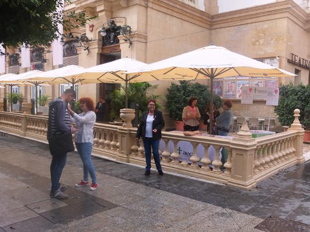 Mesa de cuestación ubicada ayer en la terraza del Círculo Mercantil de Almería.