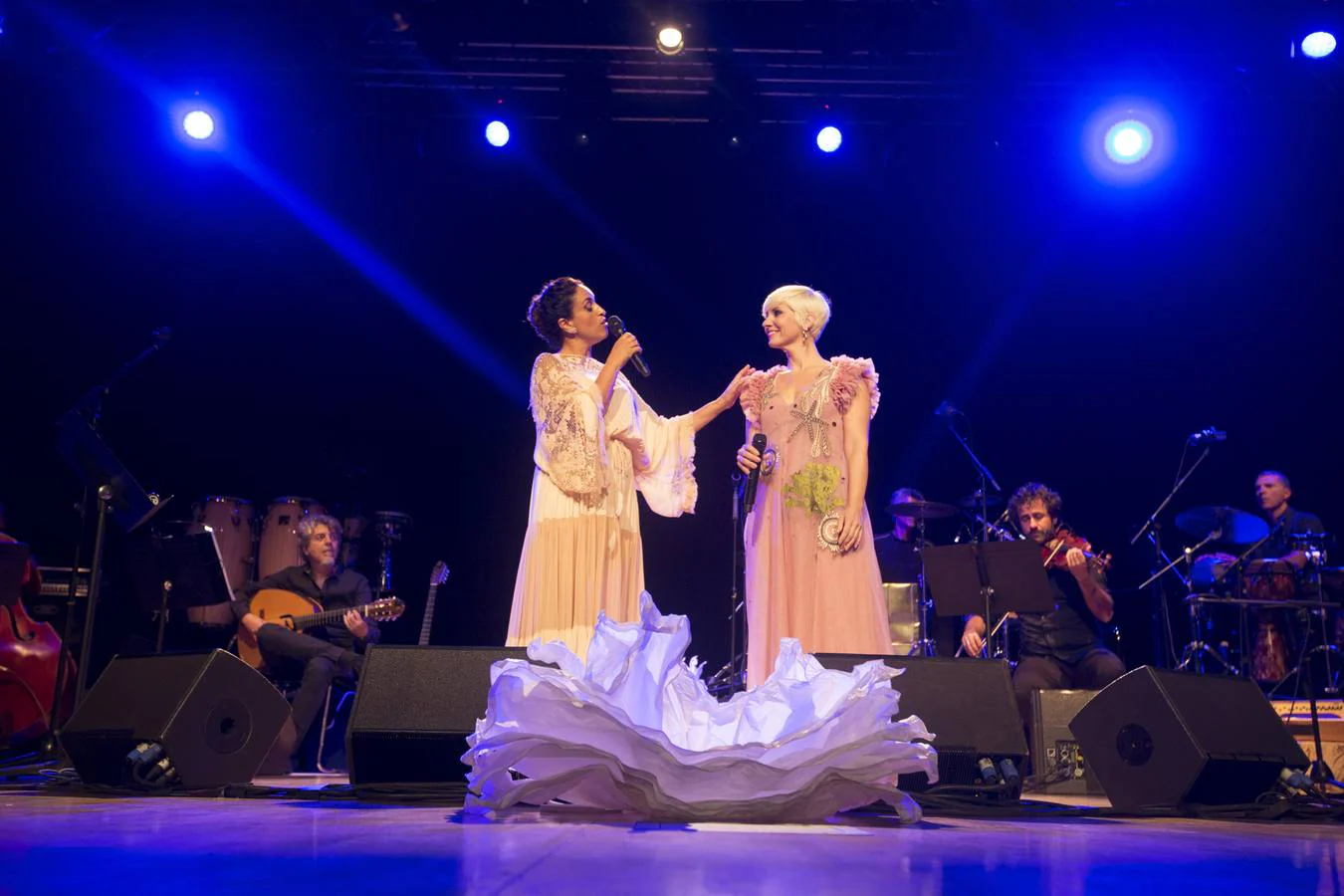 Noa y Pasión Vega llenan el Palacio de Congresos de Granada con el espectáculo 'Mediterráneas', un punto de encuentro musical 