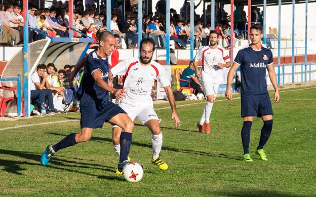 Antonio Bueno defendiendo una acción del CDE Melistar durante el partido de ayer.