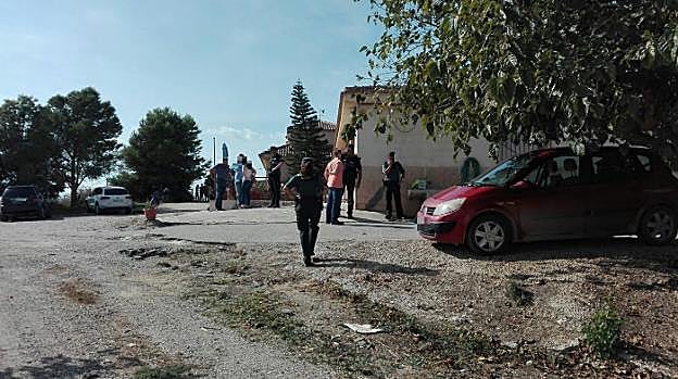 Varios agentes de la Guardia Civil custodian el escenario del crimen, un cortijo en la barriada de Burjulú, en Cuevas del Almanzora.