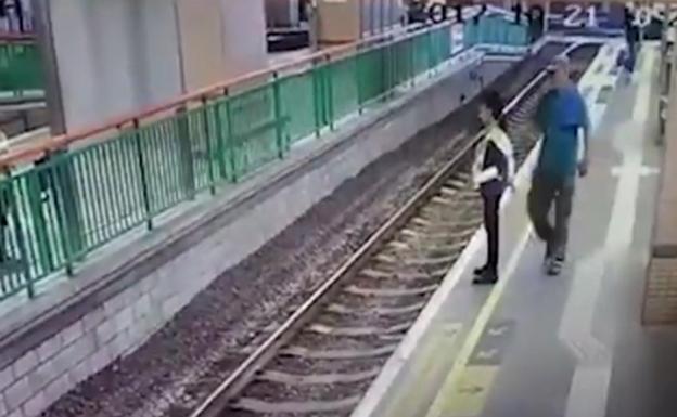 Empuja a una mujer a las vías del tren y sigue andando como si nada