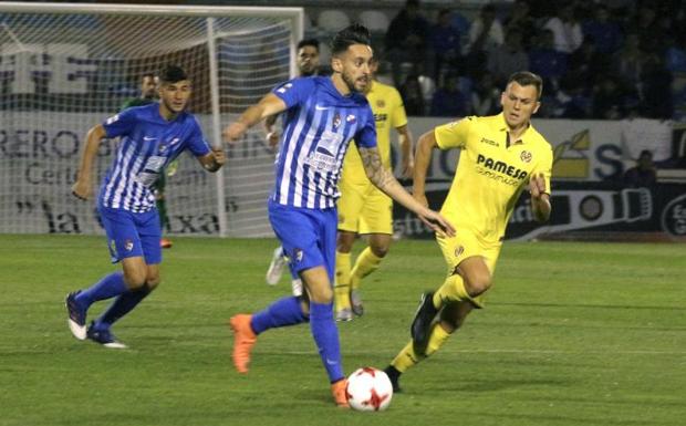 Iago Díaz, centrocampista de la Ponferradina, maneja el balón ante Cheryshev. 