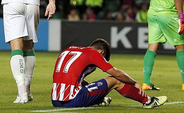 Luciano Vietto se lamenta en el partido ante el Elche. 