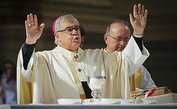 El arzobispo de Granada llama a orar por las "difíciles" circunstancias de España