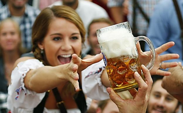 El sorprendente beneficio de tomarte una cerveza al salir del 'curro'