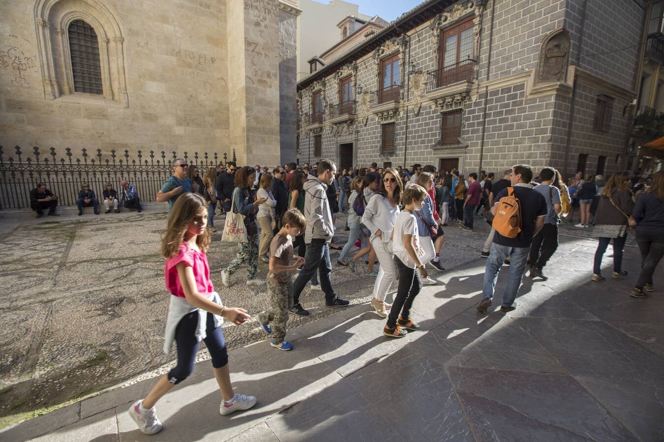 Mlles de visitantes llenan las calles de Granada