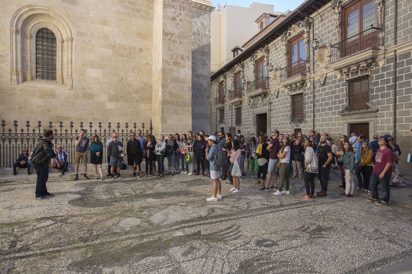 Mlles de visitantes llenan las calles de Granada