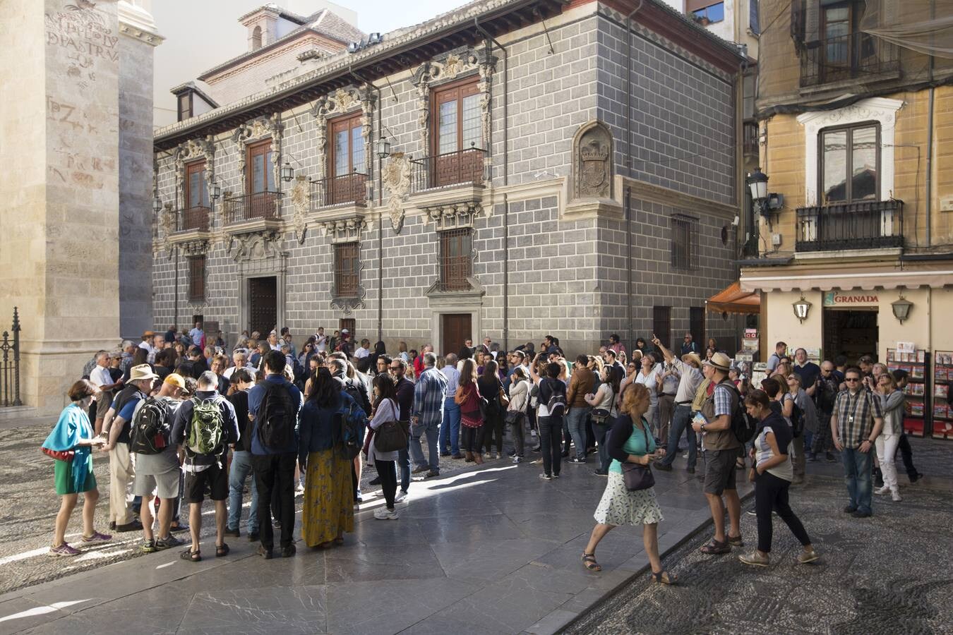 Mlles de visitantes llenan las calles de Granada