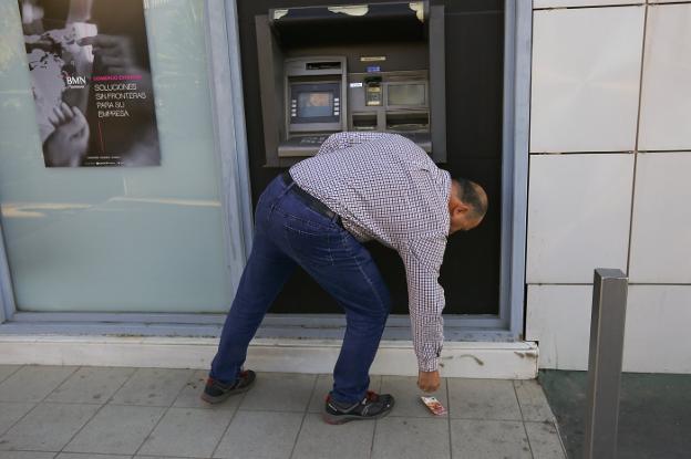 Uno de los nuevos timos consiste en abordar a alguien mientras saca dinero del cajero, le tiran un billete de 20 euros al suelo y cuando se agachan a cogerlo le cambian la tarjeta.