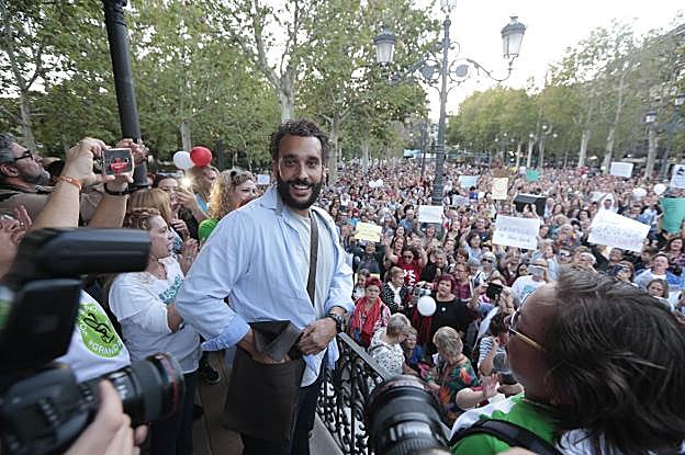 Jesús Candel, aclamado por sus seguidores en el Paseo del Salón.