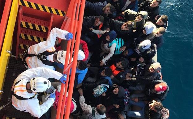 Llegan a Almería 35 inmigrantes rescatados a 41 millas del Cabo de Sacratif