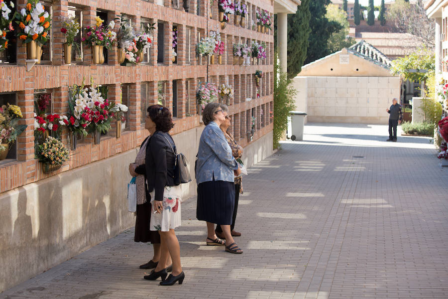 Una multitud visita el cementerio de Granada