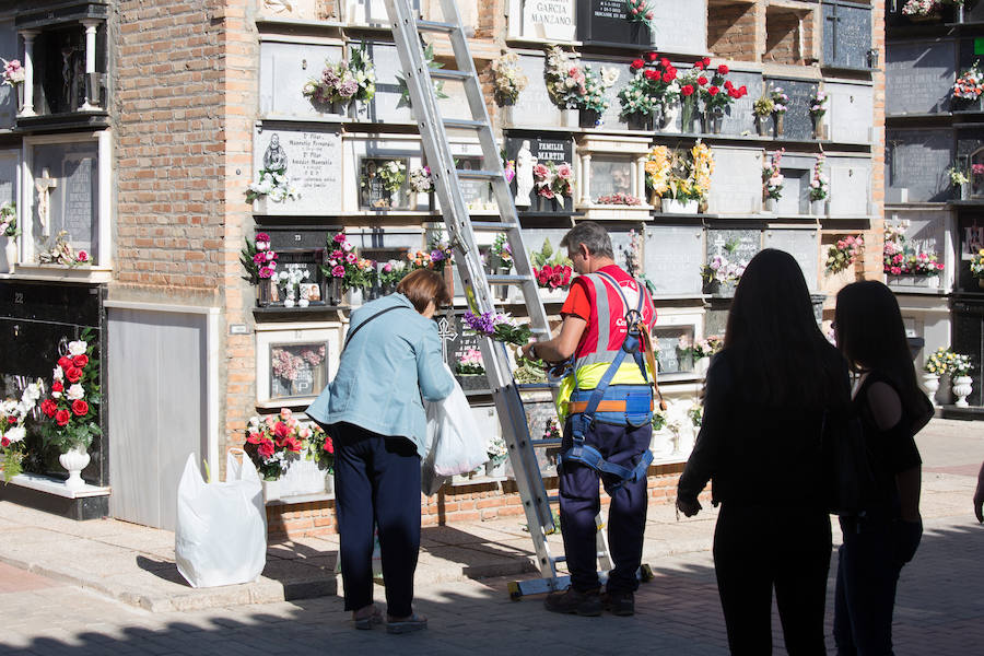 Una multitud visita el cementerio de Granada