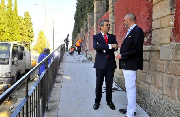 Luis Moya y José Manuel Rodríguez en la rampa de acceso que se ha hecho en la entrada principal al cementerio.