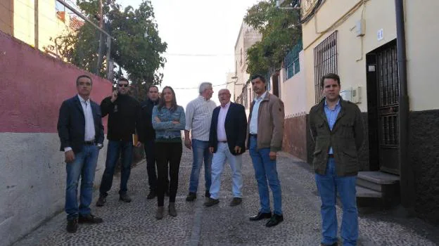 Concejales vecinales y representantes vecinales, ayer en el barrio de Antonio Díaz.