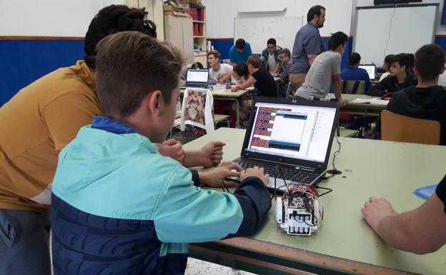 Una treintena de alumnos del IES 'Manuel de Góngora' de Tabernas participan en un taller de Robótica