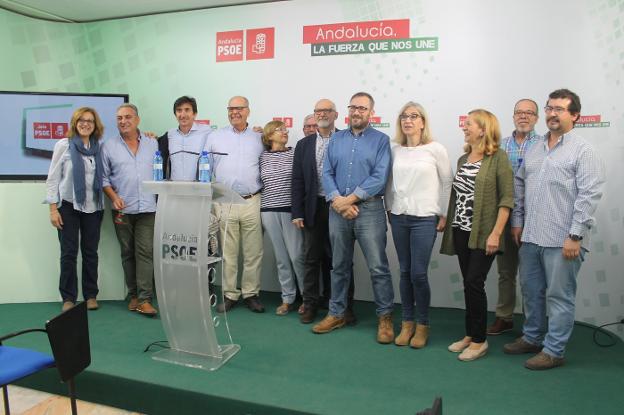 José Sánchez, quinto por la derecha, posa tras presentar su proyecto para la secretaría local del PSOE.