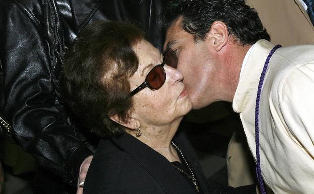 Antonio Banderas besa a su madre en una imagen de archivo. 