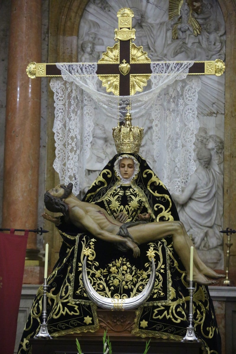 Ayer ya salieron varias imágenes de las Angustias | Hoy la Patrona sale en procesión por la mañana