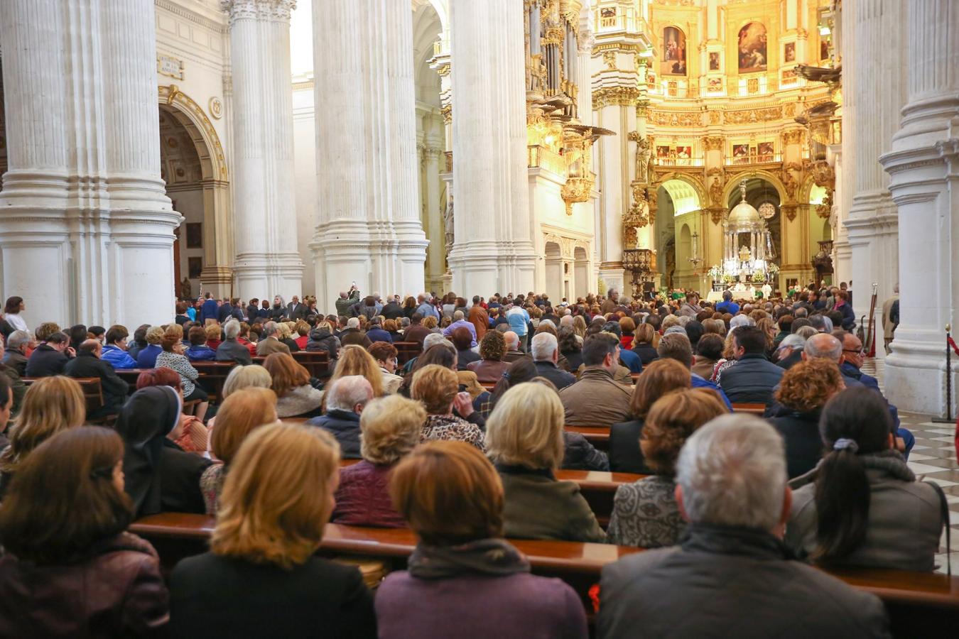 El popular rosario lleva a la Santísima Virgen de las Angustias a la Catedral de Granada con las primeras luces del alb