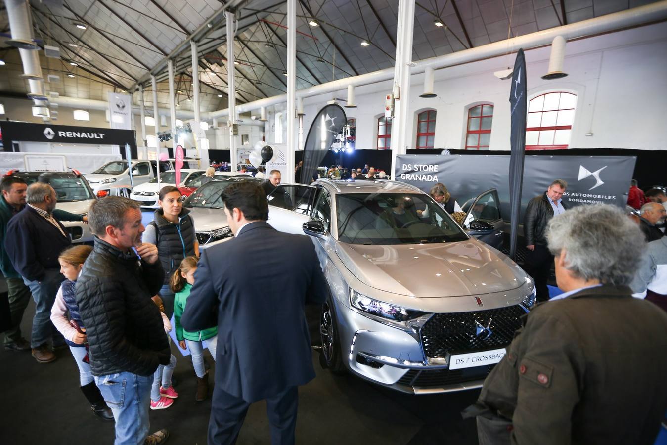 Aún hoy se puede visitar la feria de coches y motos organizada por el periódico IDEAL