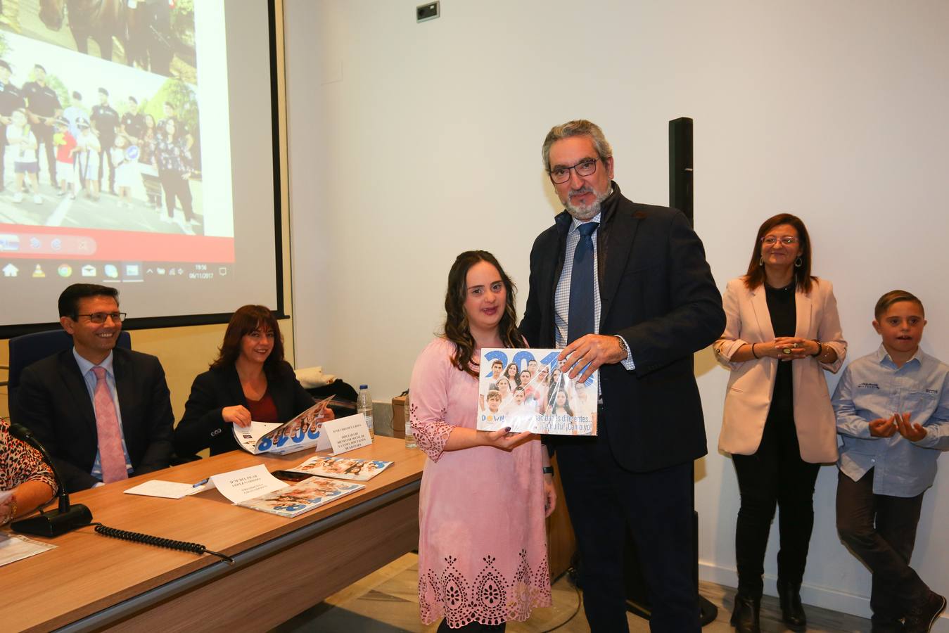 Presenta la edición número doce de su almanaque y acto solidario organizado por las Damas del Pilar de Granada