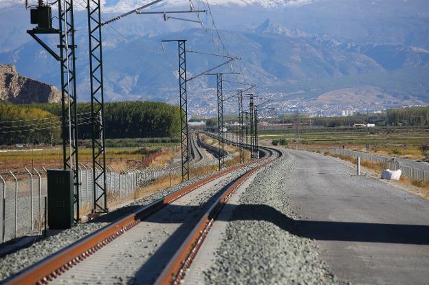 Las vías están montadas pero la empresa ha pedido cuatro meses más para concluir los trabajos.