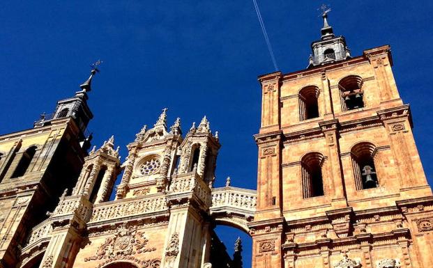 Vista exterior de la catedral de Astorga. 