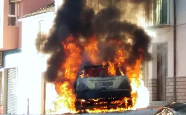 Arde un vehículo en pleno centro de Santisteban