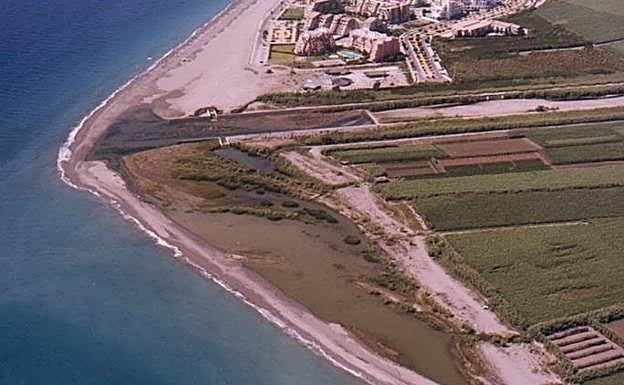 La zona de estudio en la costa del Guadalfeo antes de la construcción de la Presa de Rules. Foto de 1999.