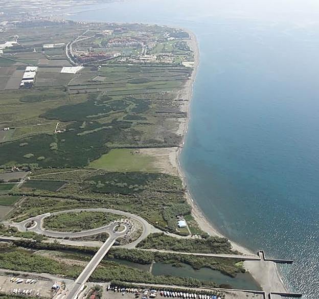 La zona de estudio sufre especialmente los efectos de la erosión tras la construcción de la Presa de Rules. Foto de 2014.