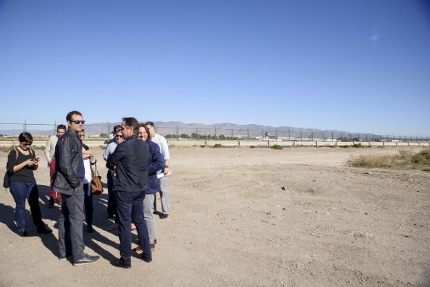 El alcalde, concejales de la Corporación y periodistas, en el solar que se habilitará como huertos urbanos.