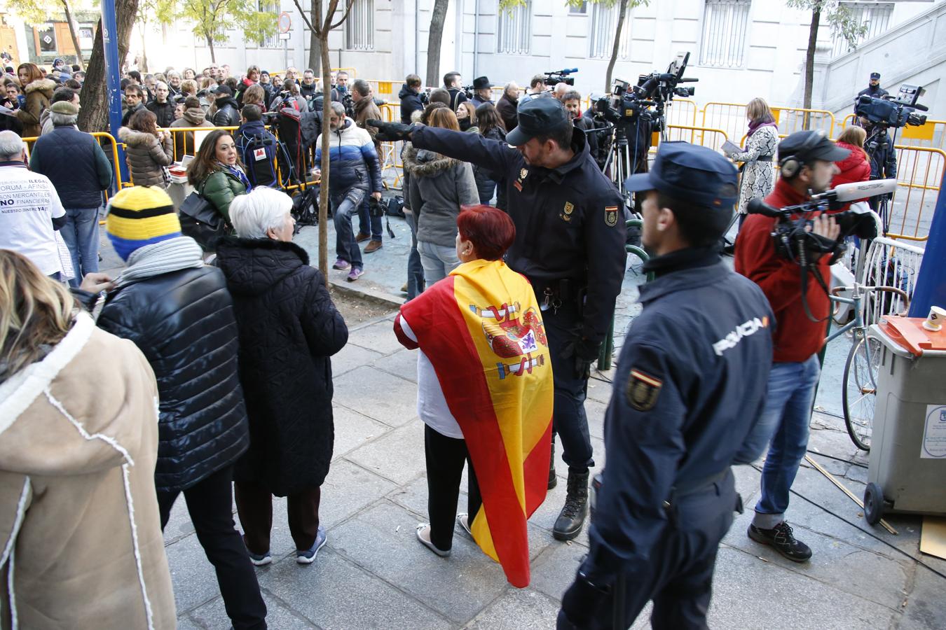 Un fuerte despliegue policial, con varios furgones y decenas de agentes, así como numerosos periodistas aguardan expectantes