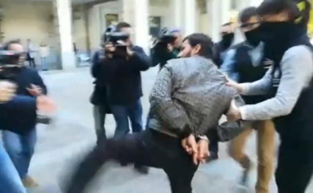 A patadas contra los periodistas el acusado de violar, quemar y matar a una mujer en Sevilla