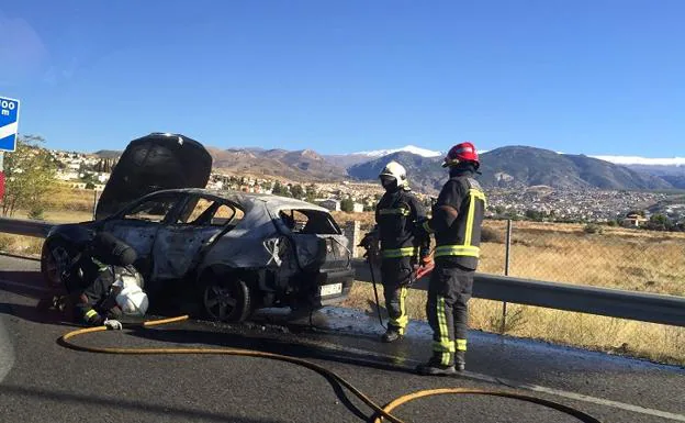 El incendio de un coche atasca la Ronda Sur 