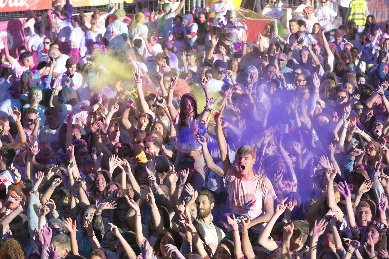 La carrera 'Holi Life' llena de color Granada