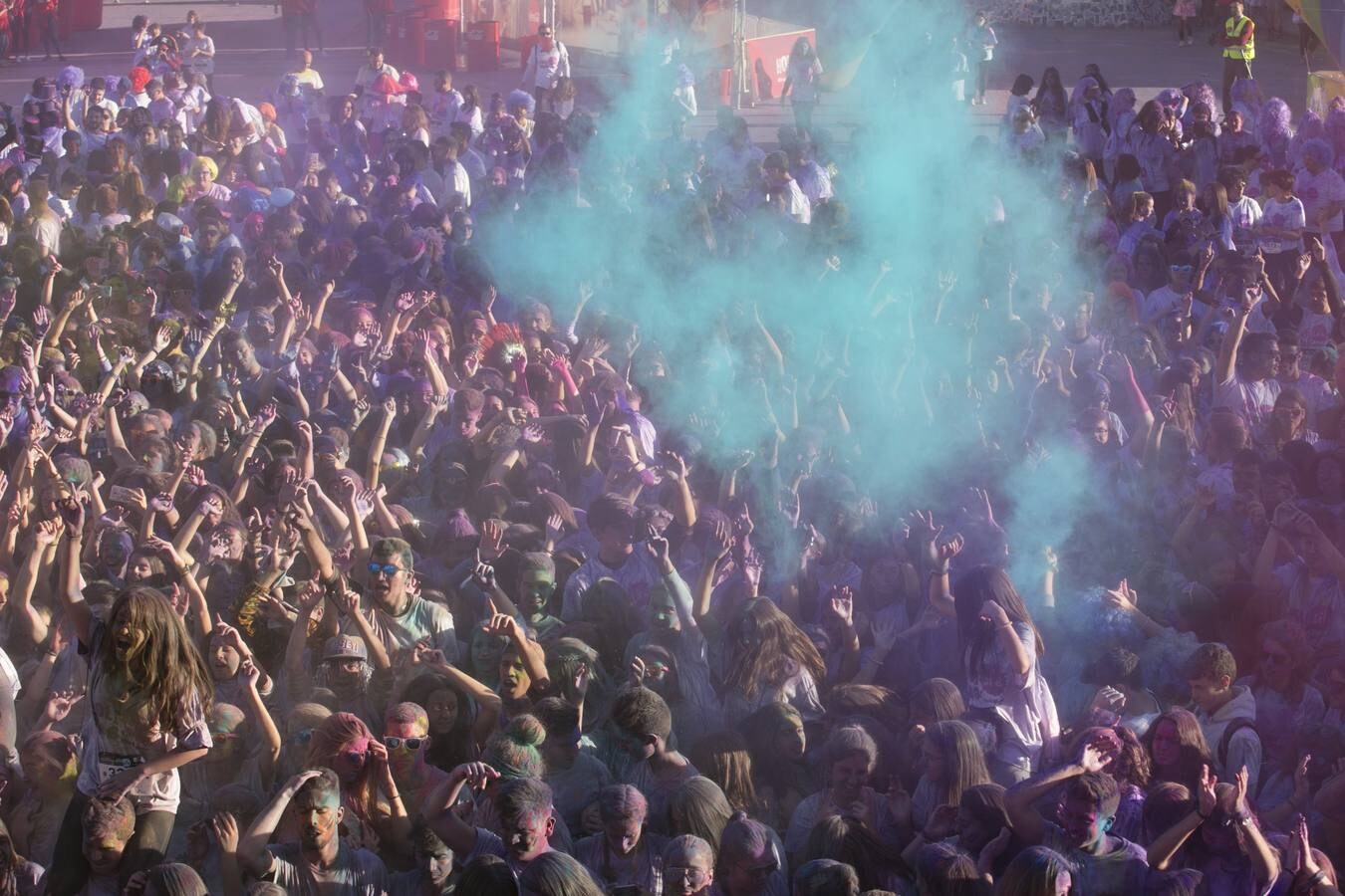 La carrera 'Holi Life' llena de color Granada