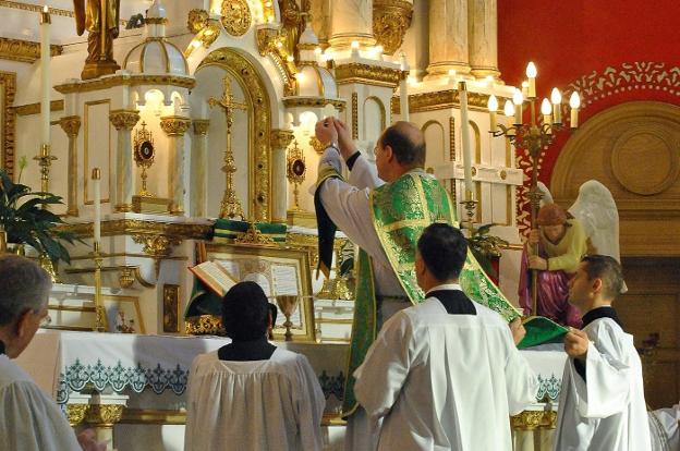 Misa tradicional en Porta Caeli (Valladolid), en octubre.