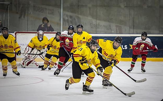 Elena Sans conduce el 'puck' hacia el campo contrario. 