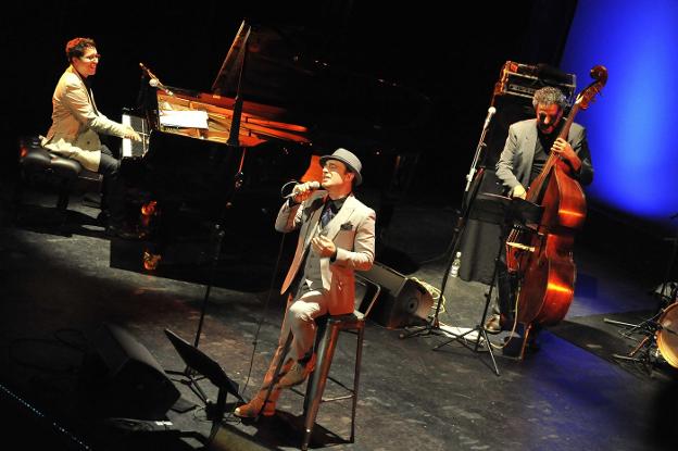 El 'crooner' malagueño, acompañado por su banda, cerró la última noche del Festival de Jazz de Granada.
