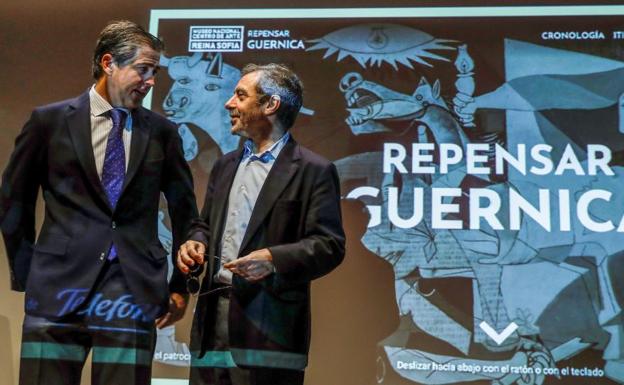 Rafael Fernández, de Telefónica, y el director del Museo Reina Sofía, Manuel Borja-Villel, ante la página de inicio de ‘Repensar Guernica’.