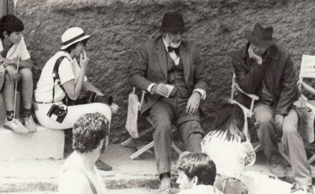 Harrison Ford, Sean Connery y John Rhys-Davies, en una escena del rodaje de la película 'Indiana Jones y la Última Cruzada' en pleno Casco Histórico de Almería